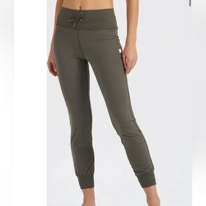 Vuori Daily Jogger (Oregano)